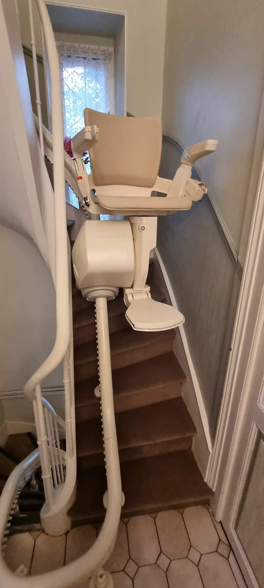 Pose de monte-escalier pour PMR Le Mans