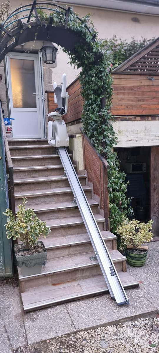 Installation monte-escalier Otolift droit  Le Mans