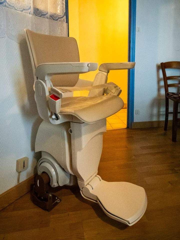 Installation d'une plateforme monte-escalier Otolift Le Mans