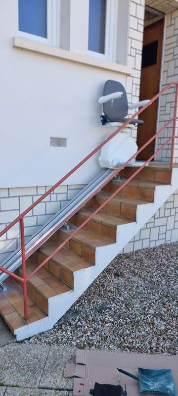 Pose de monte-escalier pour PMR Le Mans